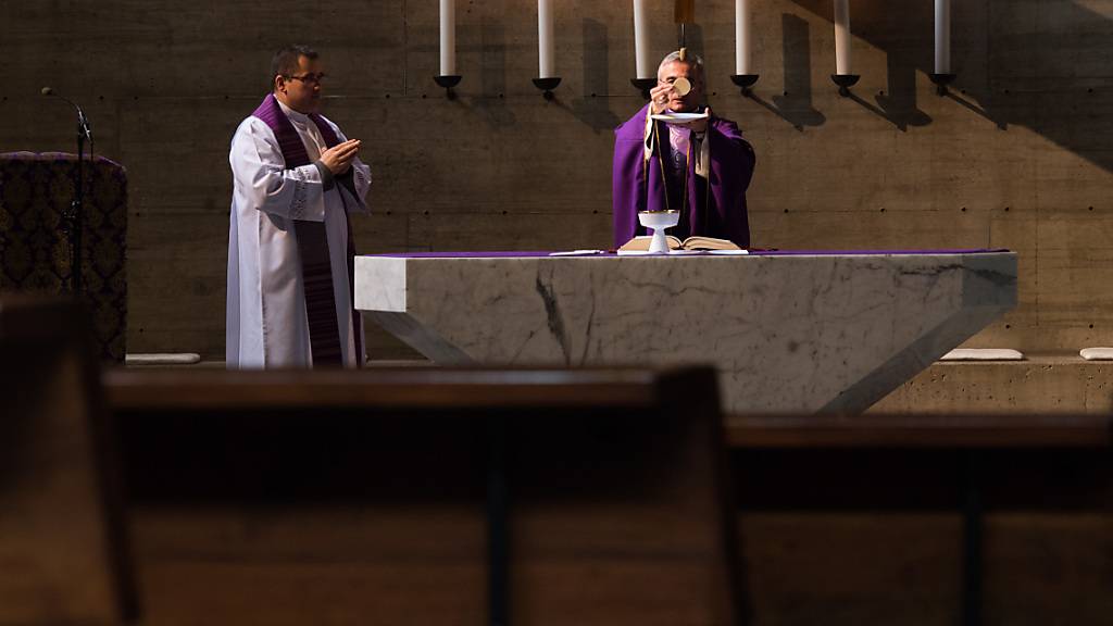Tessin wegen des Coronavirus leer gefegt: Der Bischof von Lugano, Valerio Lazzeri (rechts), zelebriert in der leeren Kirche «Cristo Risorto» die Messe.