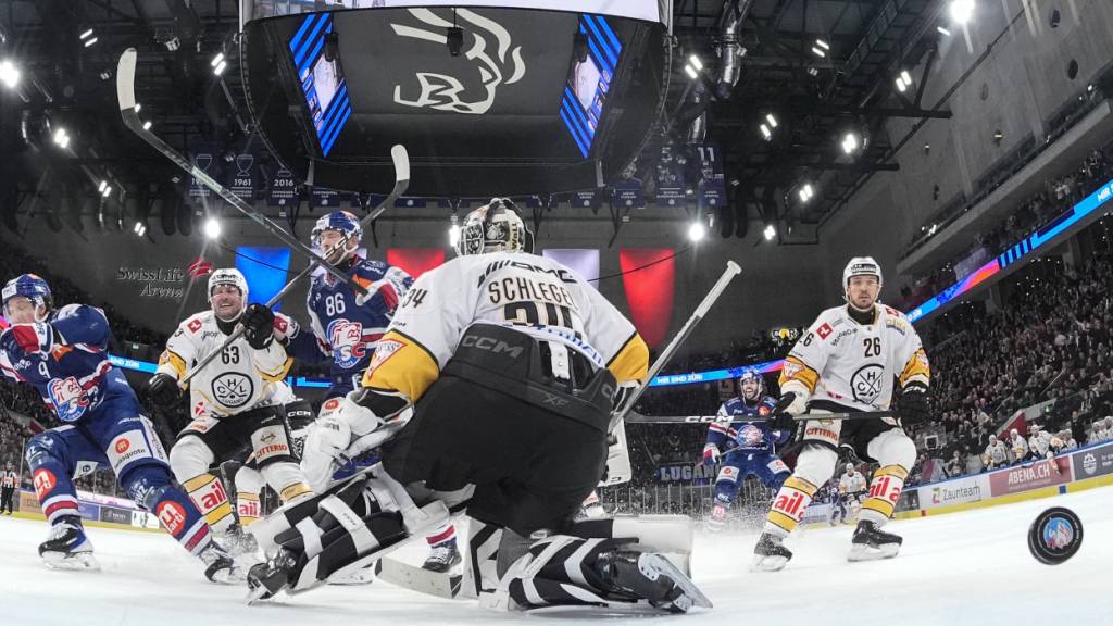 Luganos Goalie Niklas Schlegel wird im dritten Vietelfinalspiel vom ZSC viermal bezwungen