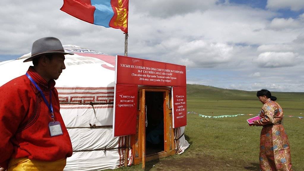 Zum Abstimmen in die Jurte: Ein Wahllokal in der Mongolei, wo die Opposition die Parlamentswahl für sich entschied.