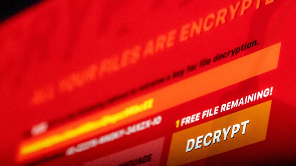 ILLUSTRATION - Ein Laptop, der mit einem fiktiven Verschlüsselungstrojaner (Ransomware) befallen ist, steht in einem Büro. Diese Software verschlüsselt ohne das Zutun des Nutzers die Dateien auf der Festplatte und gibt diese erst wieder frei, wenn der Nutzer eine Summe Lösegeld gezahlt hat. Foto: Lino Mirgeler/dpa