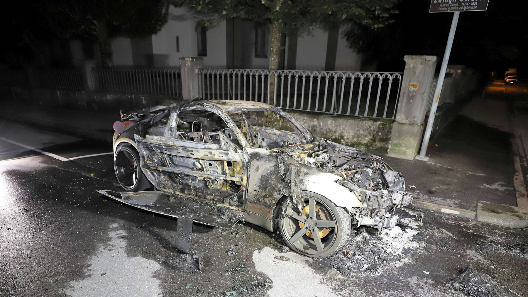Der Sportwagen ist aus unbekannten Gründen in Brand geraten.