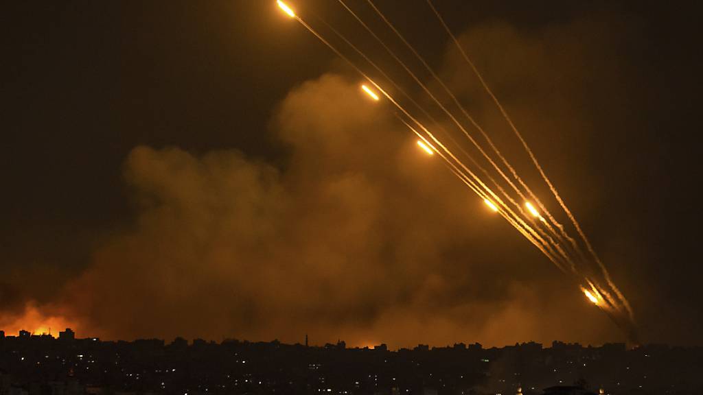 Raketen fliegen aus dem Gaza-Streifen in Richtung Israel: Reiseveranstalter canceln nun die Trips ins Land.