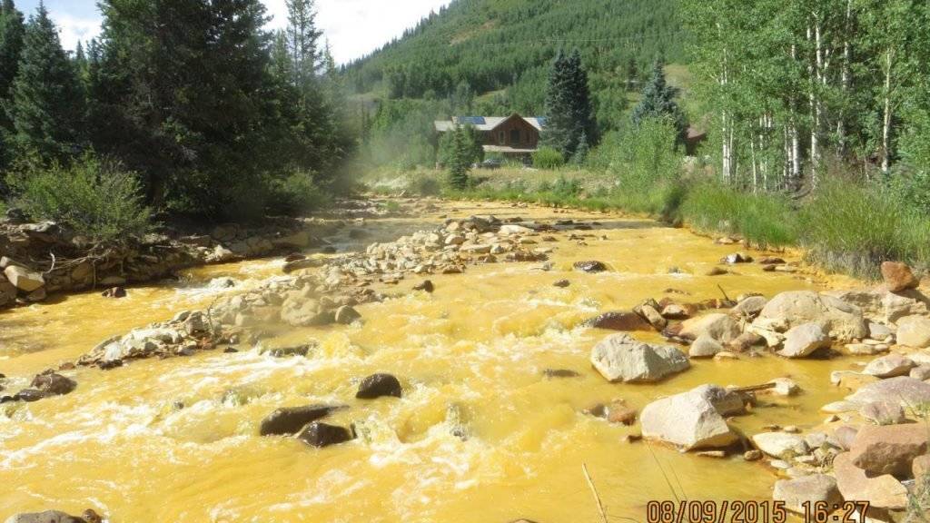 Ein Fluss nahe der Gold King Mine in Colorado, der von Abwässern der Goldmine im Südwesten der USA verschmutzt wurde.
