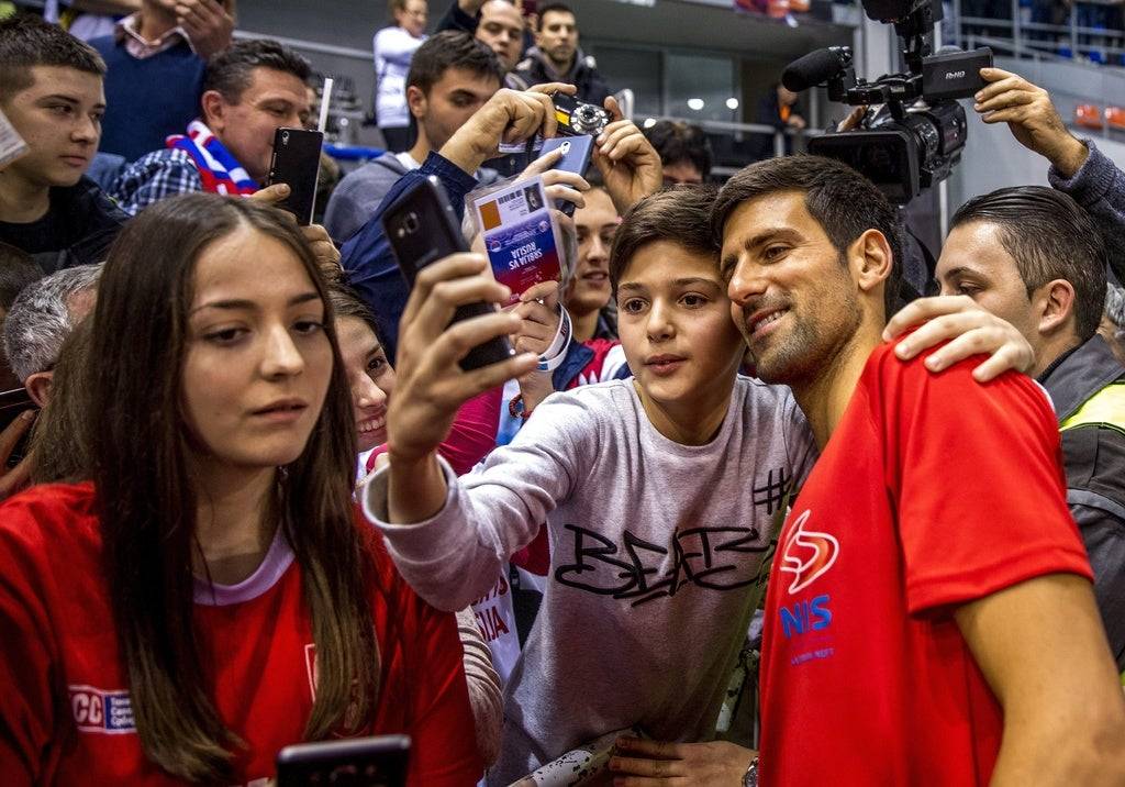 Novak Djokovic zeigt dem Rest der Welt den Mittelfinger ...