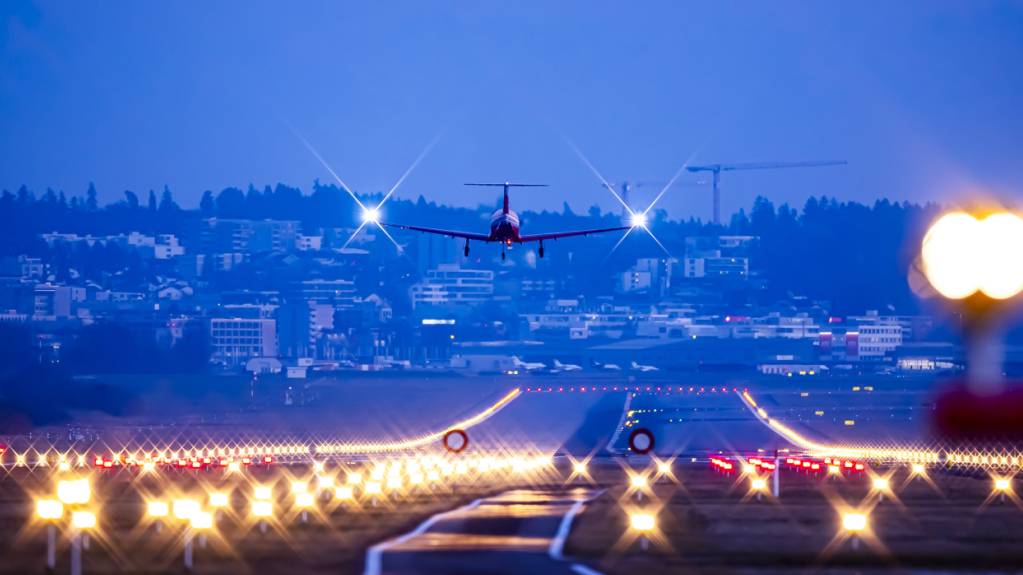 Der Verein Fair in Air verlangt, dass der Flughafen Zürich seinen regulären Betrieb verlässlich bis 23.00 Uhr abschliesst. (Symbolbild)