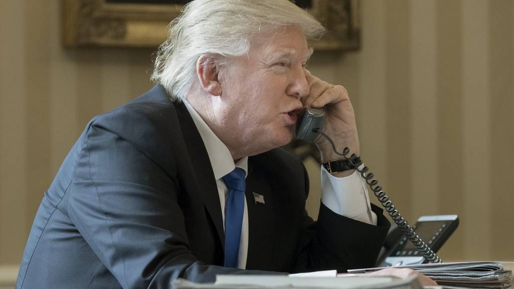 US-Präsident Trump spricht am Telefon mit dem russischen Präsidenten Putin.