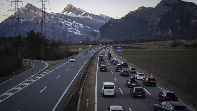 Pilotversuch an Ostern: Kantonspolizei muss Durchfahrtsverkehr mit Triage regeln