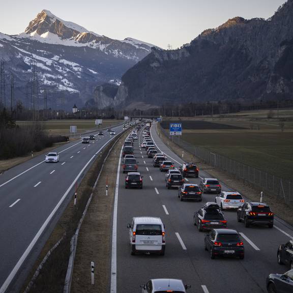 Pilotversuch an Ostern: Kantonspolizei muss Durchfahrtsverkehr mit Triage regeln