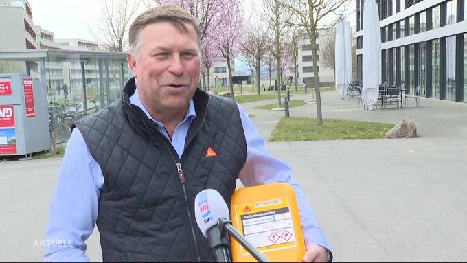 Alt-Grossrat bringt Desinfektionsmittel an Mann und Frau