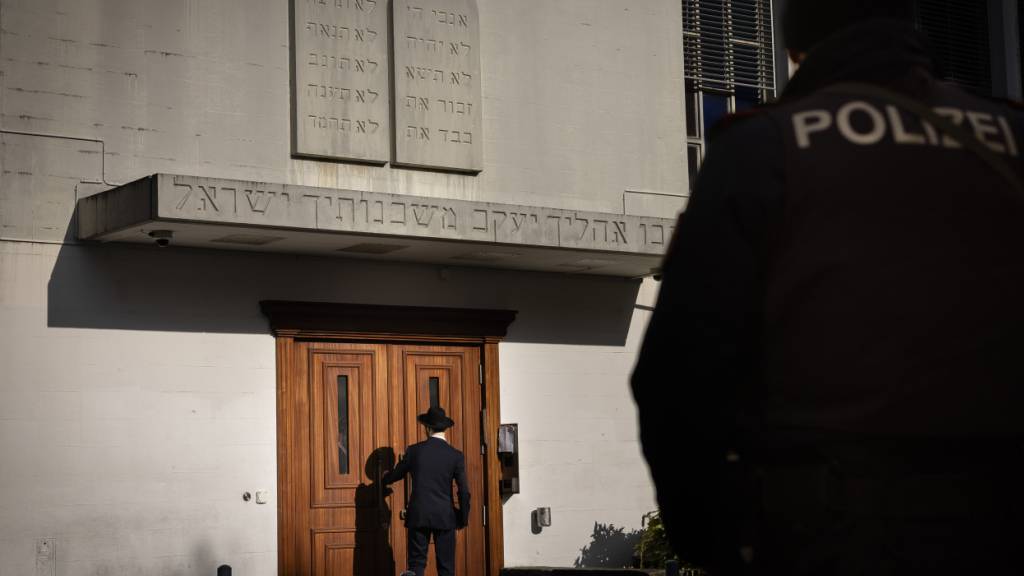Ein 35-Jähriger brachte in der Nähe einer Synagoge in Zürich einen rechtsradikalen Kleber an. Er bestritt vor Gericht eine diskriminierende Absicht. (Archivbild)