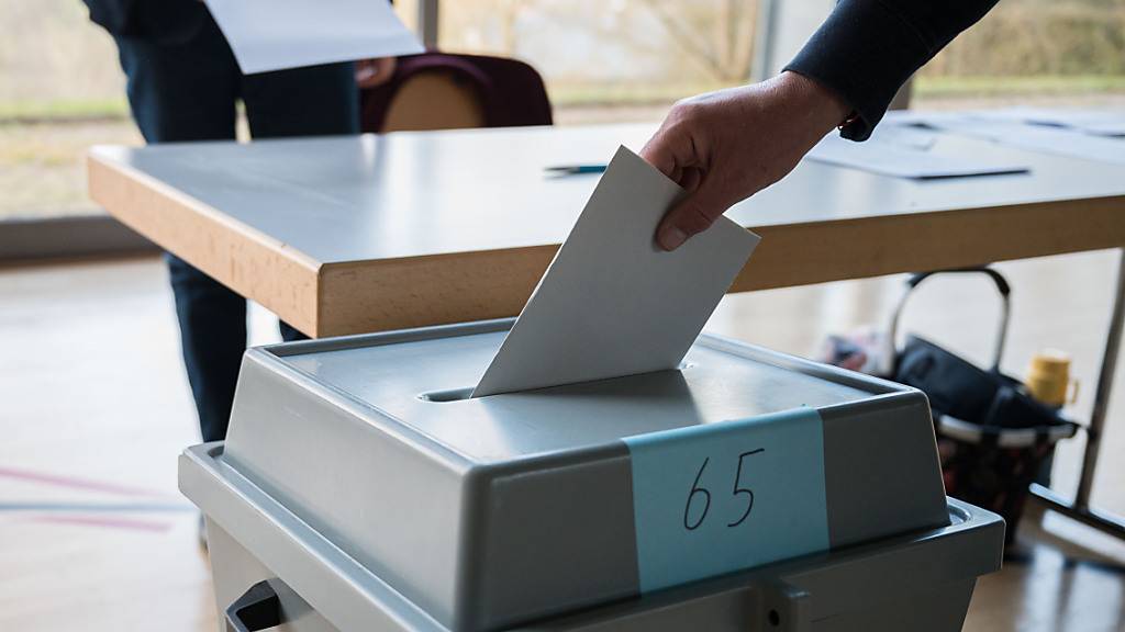 Ein Mann gibt in einem Wahllokal seine Stimme für die Landtagswahl im Saarland ab. Foto: Oliver Dietze/dpa