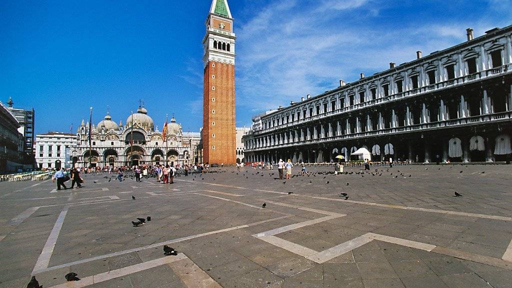 Die wohl meistbesuchte Sehenswürdigkeit Venedigs: Der Markusplatz mit Markuskirche und dem Campanile (Archiv)