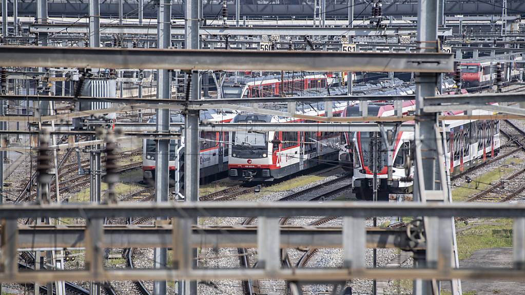 Züge der Zentralbahn am Bahnhof Luzern: Die Nidwaldner Regierung macht sich im Hinblick auf den Bau des Durchgangsbahnhofs für die Zentralbahn stark. (Archivbild)