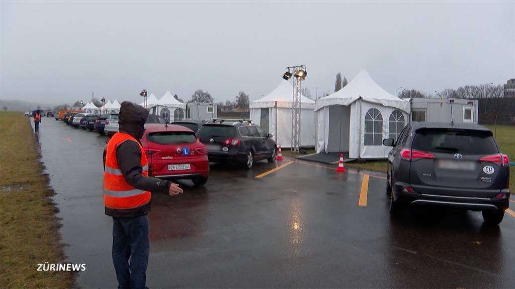 Drive-In-Impfzentrum in Dübendorf eröffnet