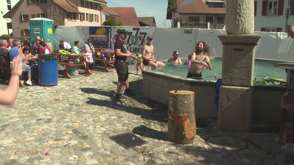 Spass im Nass: In Villigen springt Bevölkerung am Ostermontag in den Dorfbrunnen