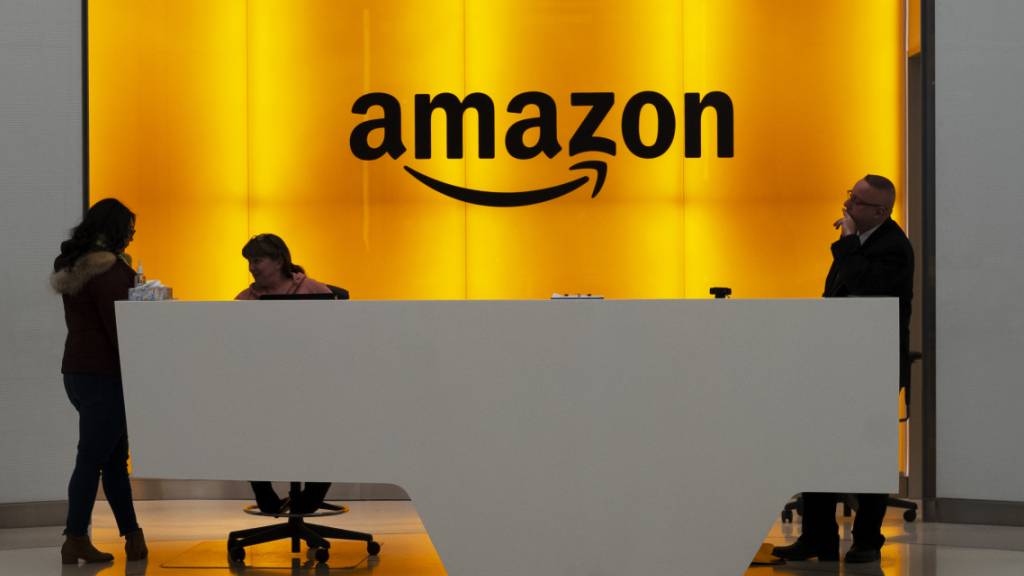 Der US-Konzern Amazon hat im 1. Quartal 2020 beim Umsatz kräftig zugelegt. Der Gewinn schrumpfte dagegen. (Archivbild)