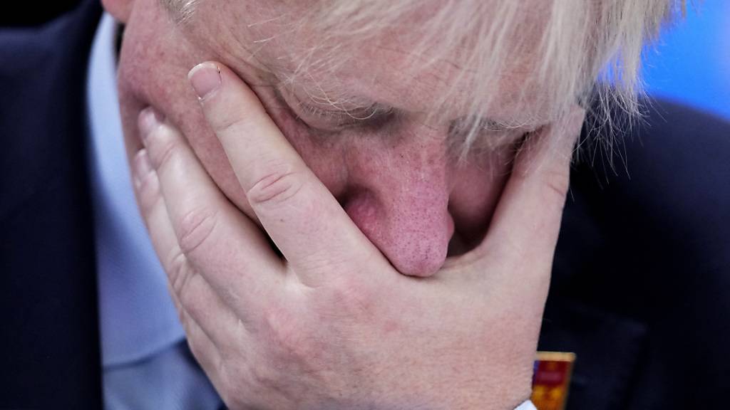 Britische Medien sehen Premierminister Johnson am Abgrund