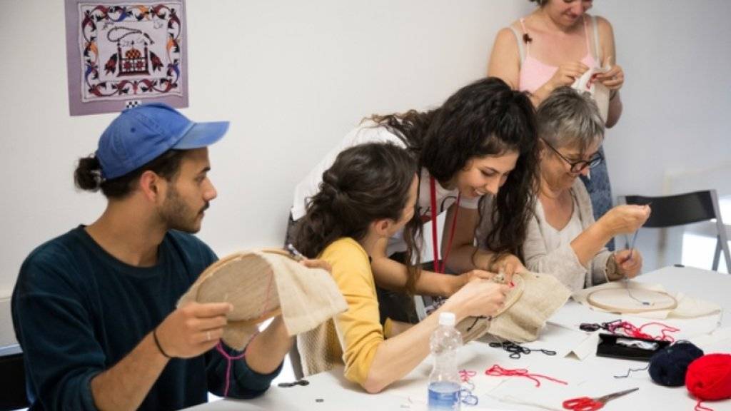 Beim Kulturfestival Belluard Bollwerk International in Freiburg konnte man dieses Jahr vermehrt selbst Hand anlegen: In der «Abendschule Import» (Bild) konnte man(n) beispielsweise die hohe Kunst der afghanischen Stickerei erlernen. (zVg)