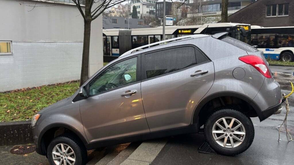 Das Auto musste zwar mit Hilfe eines Krans geborgen werden, doch war der Sachschaden mit einigen hundert Franken gering.