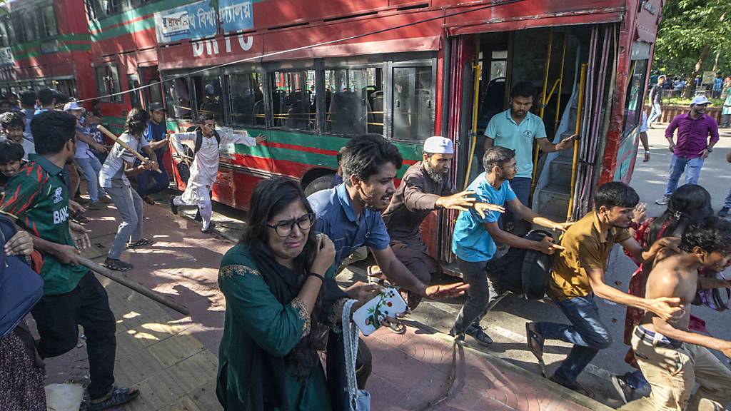 dpatopbilder - Proteste an der Universität in Savar gegen die Wiedereinführung eines alten Quotensystems. Foto: Abdul Goni/AP