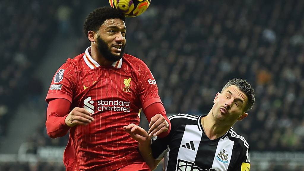 Fabian Schär (im Duell mit Joe Gomez) rettete mit seinem Tor Newcastle einen Punkt