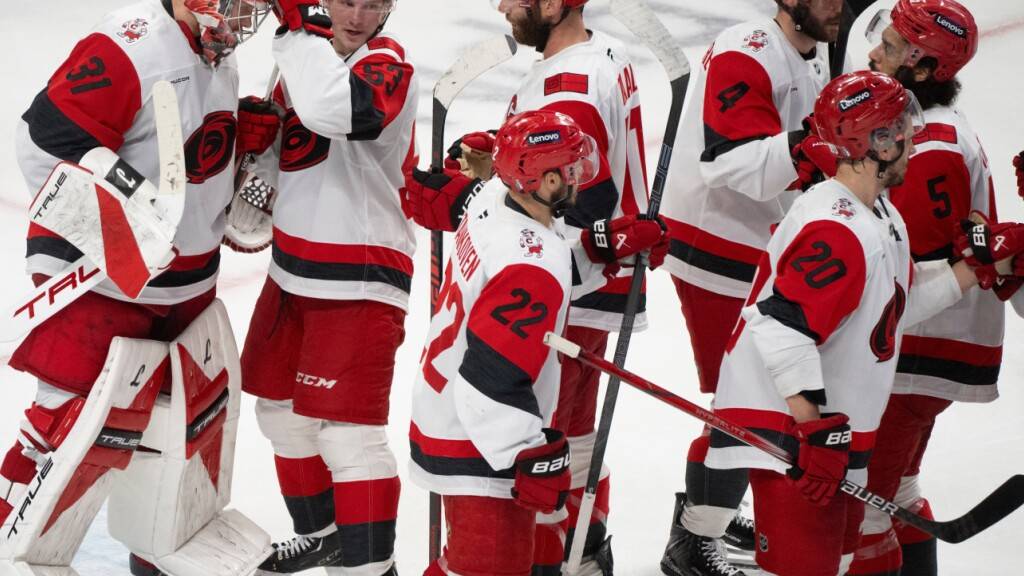 Geschafft: Die Spieler der Carolina Hurricanes gratulieren sich zum Einzug in den Playoff-Final der NHL