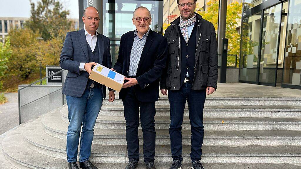 Vertreter des Referendumskomitees bei der Übergabe der Unterschrifte (von links): Stadtschreiber von Zug  Martin Würmli, Josef Kalt und Oliver Heiler.