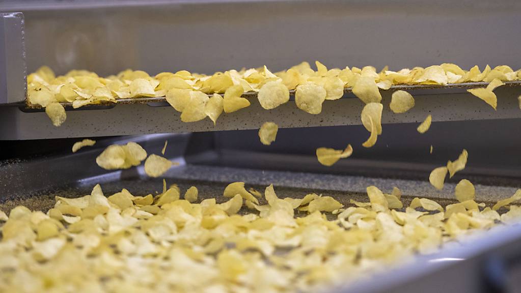 Wegen des Gewittersommers haben die Chips- und Pommes-Frites-Hersteller zu wenig qualitativ hochwertigen Rohstoff. Der Bund erhöht daher das Kontingent für Veredelungskartoffeln bis Ende Jahr um 20'000 Tonnen. (Symbolbild)