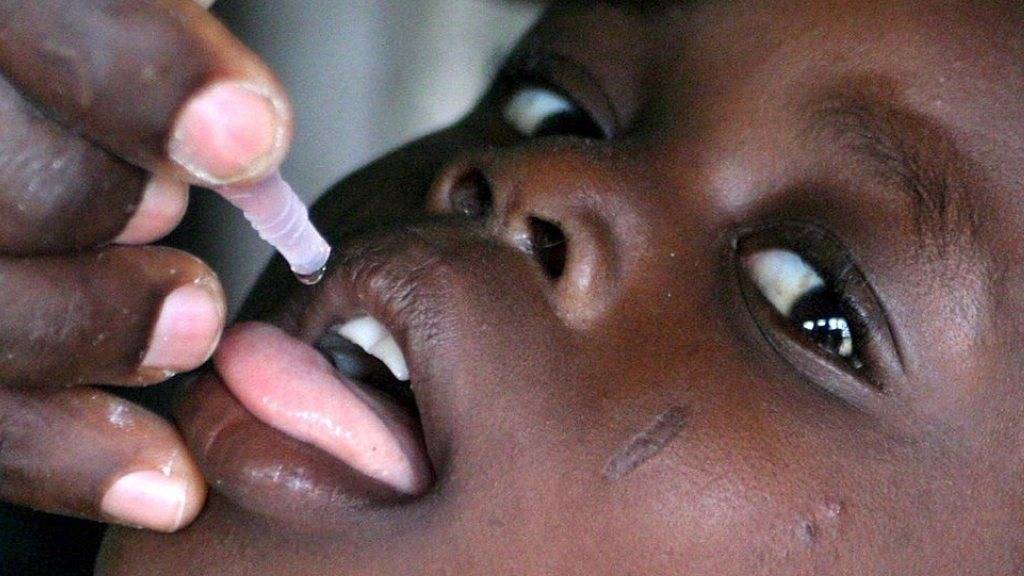 Ein Kind in Nigeria erhält eine Polio-Impfung. (Archiv)