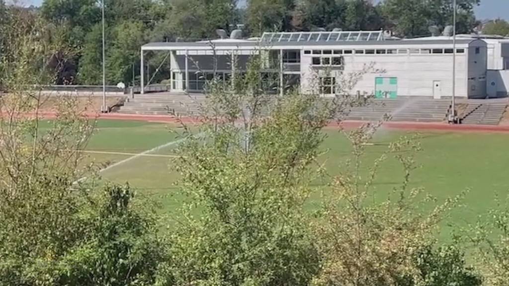 Unverständlich: Trotz Wasserspar-Appell wässert die Gemeinde Buchs eigene Rasenflächen