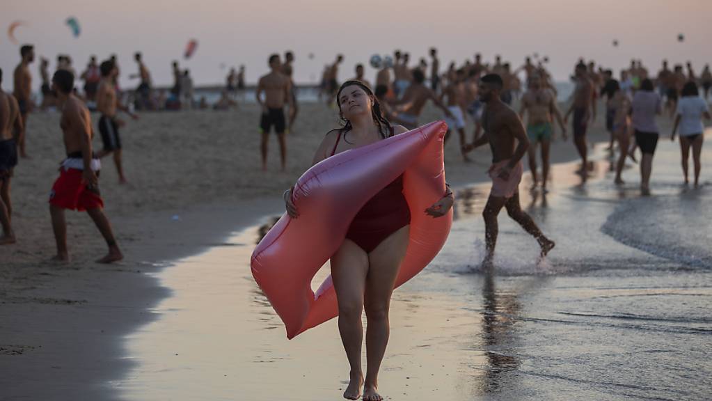 ARCHIV - Der Strand darf in Israel im Zuge der Lockerungen wieder besucht werden. Foto: Oded Balilty/AP/dpa