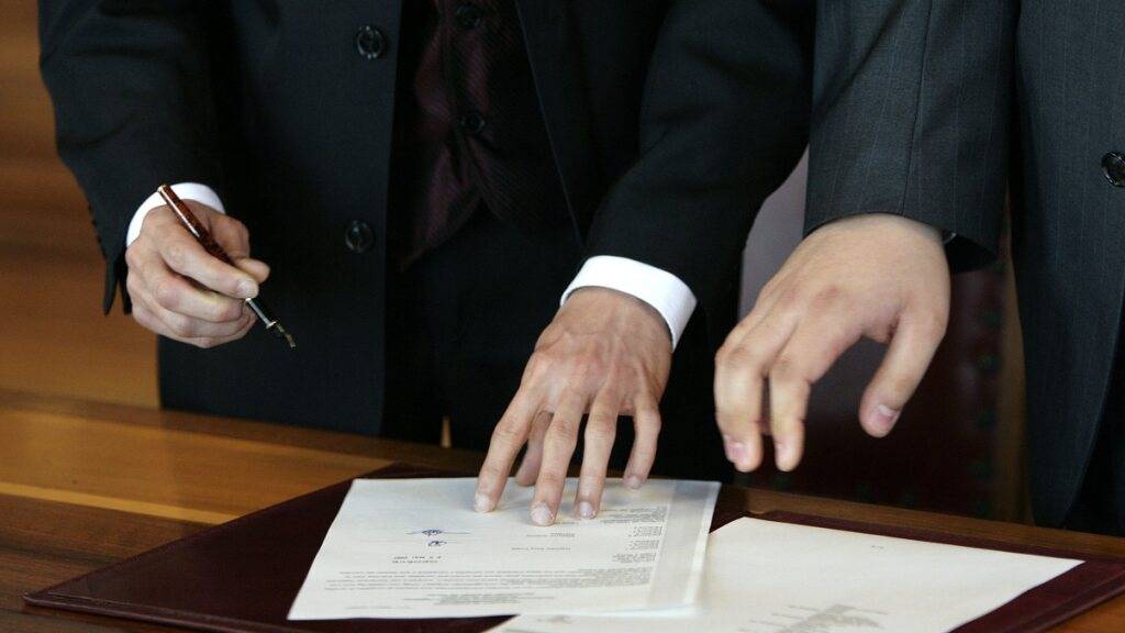 Die Stadt Zürich will klarer regeln unter welchen Voraussetzungen private Beziehungen zwischen Angestellten gemeldet werden müssen. (Symbolbild)