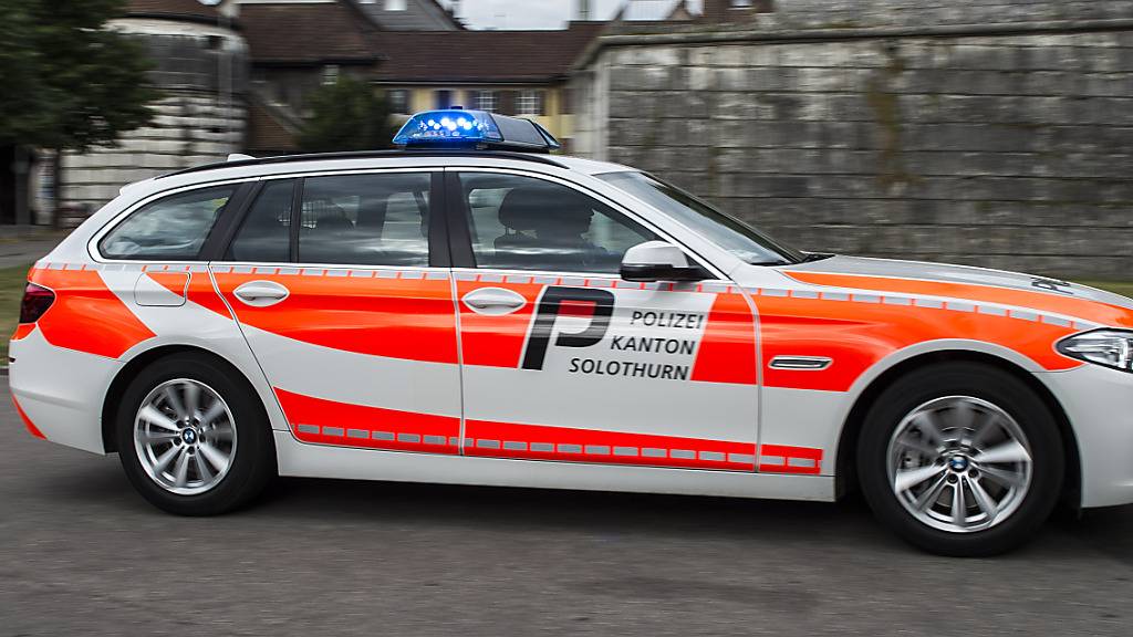 Die Solothurner Kantonspolizei fahndete nach einem Mann, der am Freitag nackt eine Fussgängerin belästigt hatte. (Symbolbild)