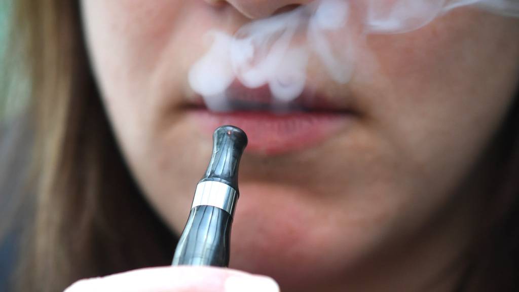 Für E-Zigaretten sollen im Thurgau die gleichen Einschränkungen gelten wie für herkömmliche Tabakwaren. Zudem will die Regierung das Schutzalter von 16 auf 18 Jahre heraufsetzen (Symbolbild).