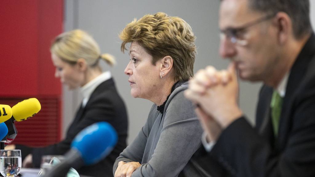 Die Zürcher Regierungsräte Natalie Rickli, Silvia Steiner und Mario Fehr (v.l.) verkünden am Dienstag die verschärften Coronamassnahmen.