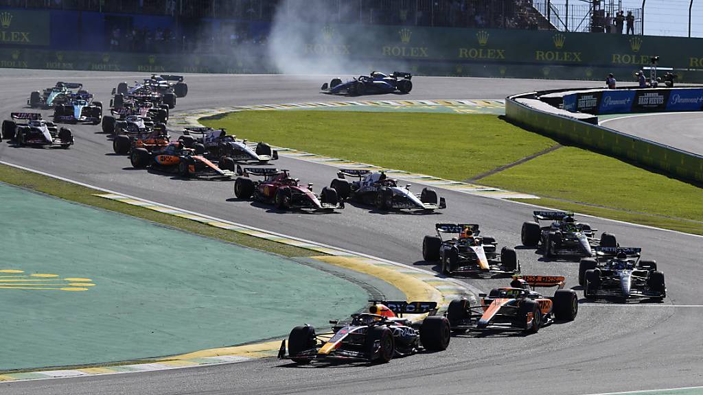 Der Niederländer Max Verstappen übernahm in São Paulo schon unmittelbar nach dem Start zum Sprintrennen die Spitze vom Briten Lando Norris