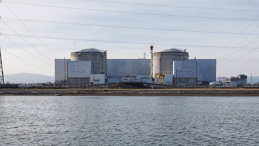 ARCHIV - Das Kernkraftwerk steht am Ufer vom Rhein. Das betriebsälteste Atomkraftwerk Frankreichs wird endgültig abgeschaltet. Foto: Jean-François Badias/AP/dpa