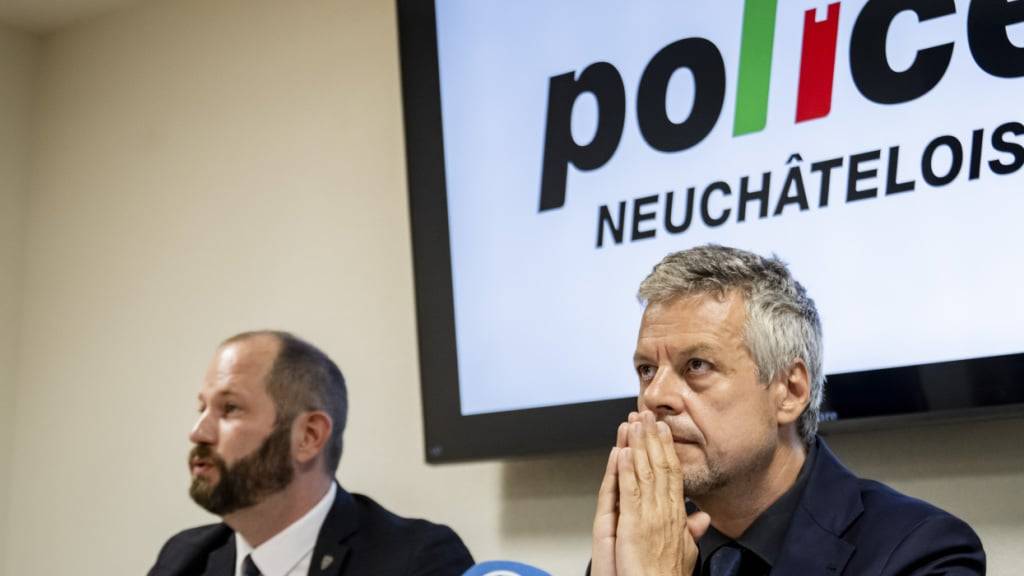 Simon Baechler (l.), Chef der Neuenburger Kantonspolizei, und der Neuenburger Staatsanwalt Jean-Paul Ros bei einer Medienkonferenz in der vergangenen Woche.