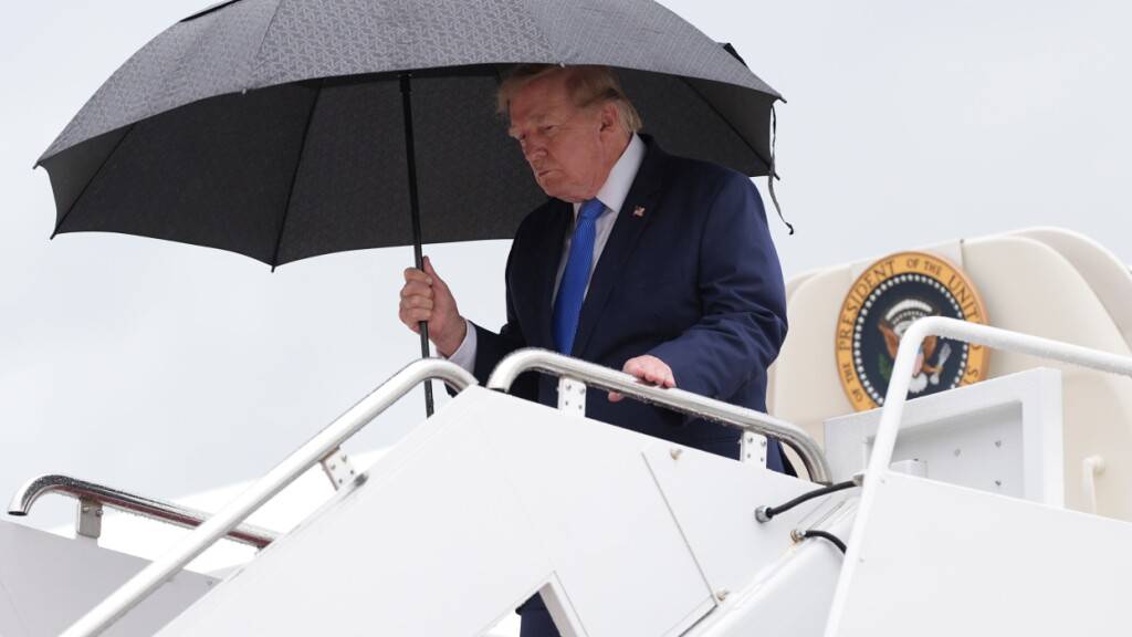 US-Präsident Donald Trump hält einen Regenschirm in der Hand, als er bei seiner Rückkehr nach Washington die Air Force One auf der Joint Base Andrews in Maryland verlässt. Foto: Jacquelyn Martin/AP/dpa