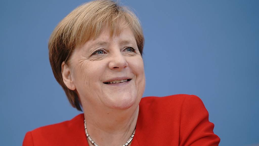 ARCHIV - Bundeskanzlerin Angela Merkel (CDU) lacht in der Pressekonferenz. (zu dpa «Mit 66 Jahren...hat Merkel für Rentenpläne keine Zeit» am 15.07.2020) Foto: Michael Kappeler/dpa