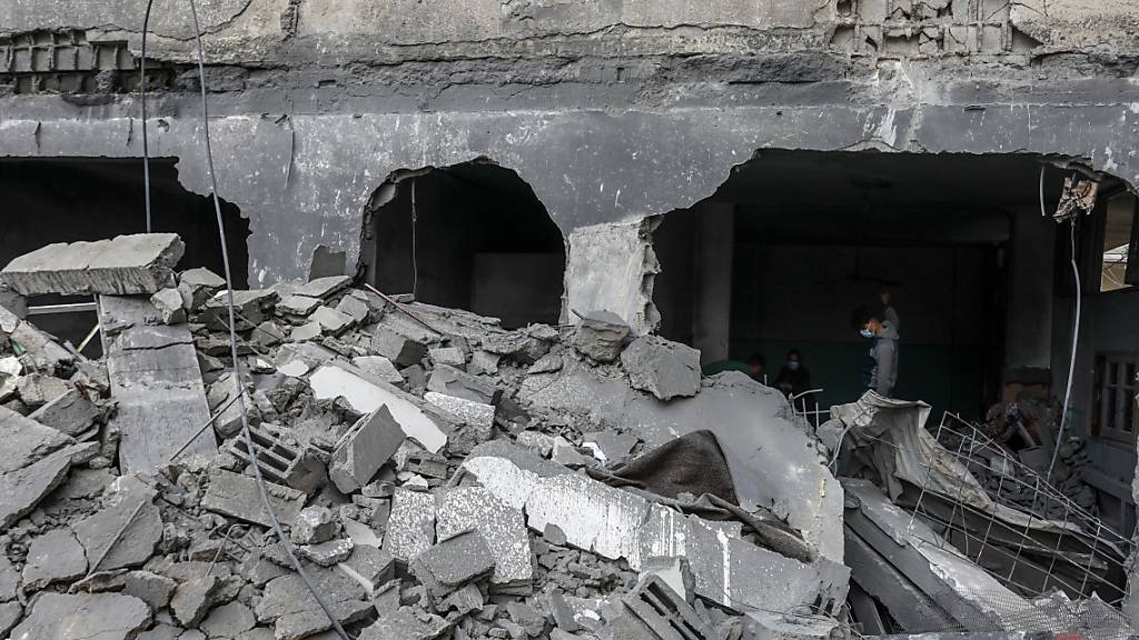 Ein Überblick über die durch israelische Luftangriffe verursachte Zerstörung. Foto: Abed Rahim Khatib/dpa