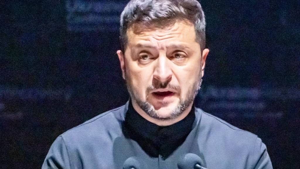 Wolodymyr Selenskyj, Präsident der Ukraine, spricht bei der Wiederaufbaukonferenz für die Ukraine. Nach der Schweiz, Großbritannien und Deutschland ist Italien Gastgeber des internationalen Treffens, bei dem es um Hilfe für das von Russland angegriffene Land geht. Foto: Michael Kappeler/dpa