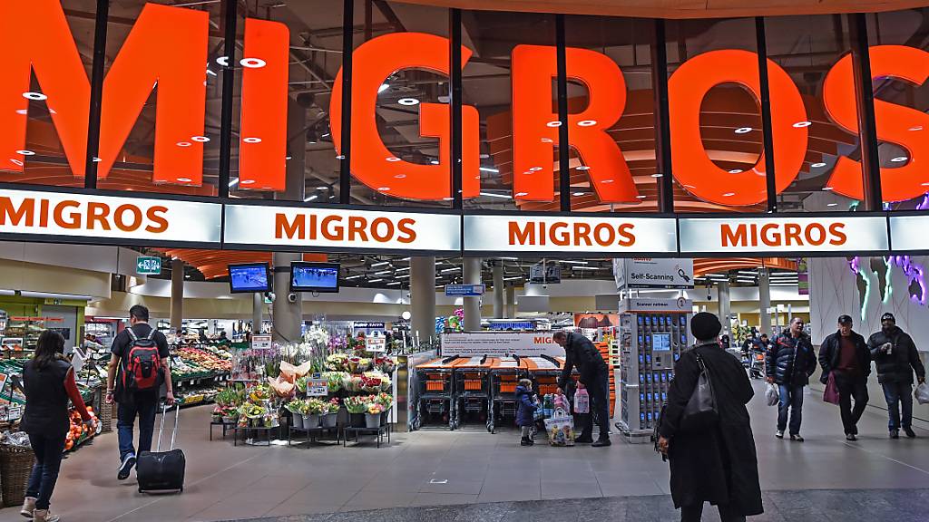 Die Migros hat im Corona-Jahr 2020 von einem florierenden Detailhandelsgeschäft und einem Boom  im Online-Handel profitiert. (Archivbild)