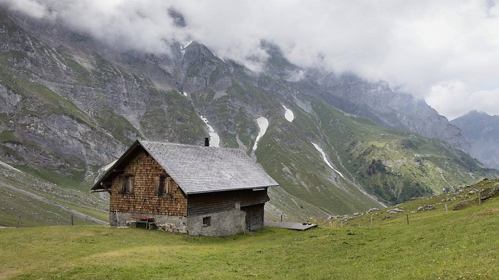 Auch abgelegene Alphütten sollen künftig von der digitalen Telefonie profitieren. (Archiv)