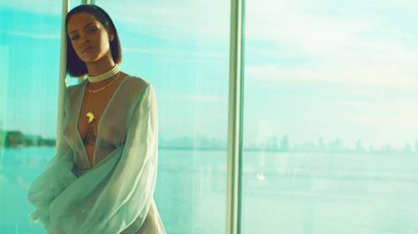 Rihanna sexy im Transparent-Look