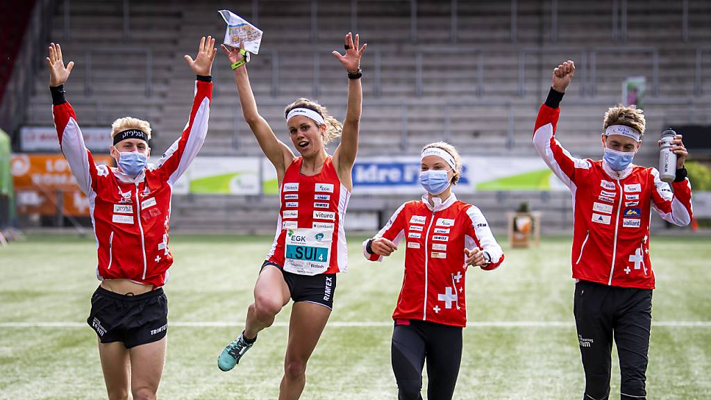 Schlussläuferin Elena Roos bringt das Gold nach Hause. Joey Hadorn (links), Simona Aebersold und Matthias Kyburz nehmen sie auf den letzten Metern in Empfang.