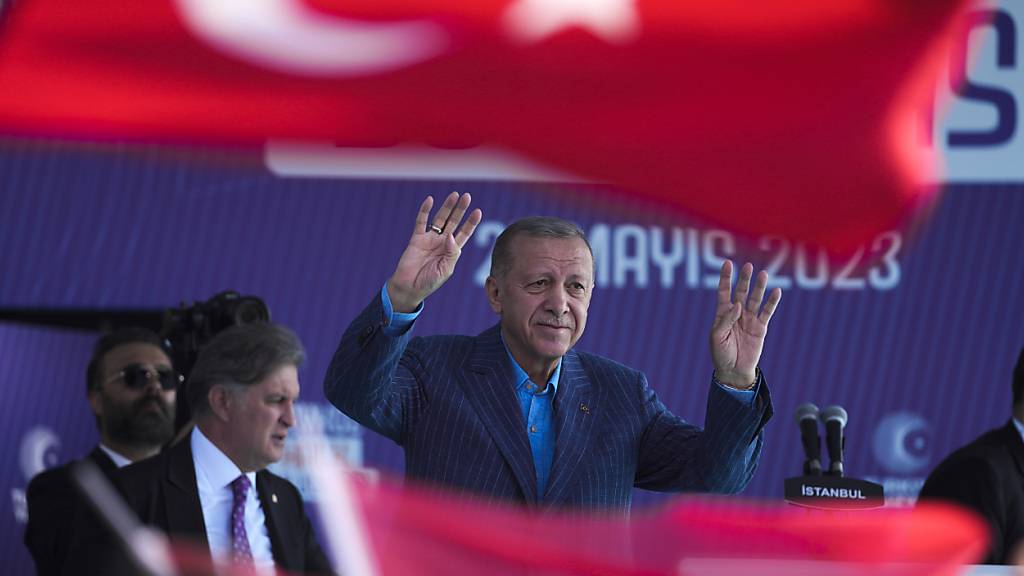 Recep Tayyip Erdogan, Präsident der Türkei, winkt seinen Anhängern während einer Wahlkampfveranstaltung zu. Foto: Khalil Hamra/AP