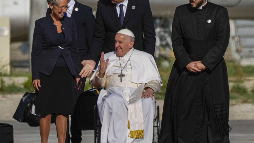 Papst Franziskus hat sich erschüttert über die Zustände auf der italienischen Mittelmeerinsel Lampedusa geäußert, wo allein in diesem Monat mehr als 10 000 Migranten aus Afrika angekommen sind. Foto: Alessandra Tarantino/AP/dpa