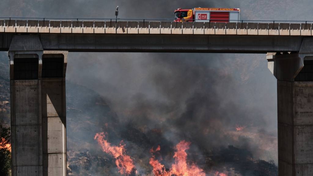 dpatopbilder - Ein Feuerwehrfahrzeug neben einem Waldbrand in Los Gallardos bei AlmerÌa. Foto: Gregorio Marrero/AP/dpa