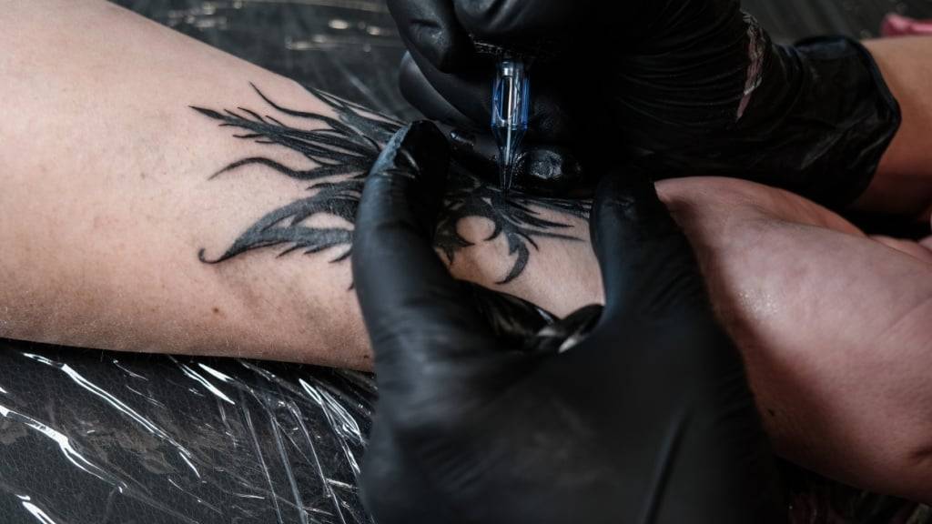 Wie eine Mäuse-Studie von Schweizer Forschenden zeigt, verändert Tattoo-Tinte, wie der Körper auf Impfungen reagiert. (Archivbild)